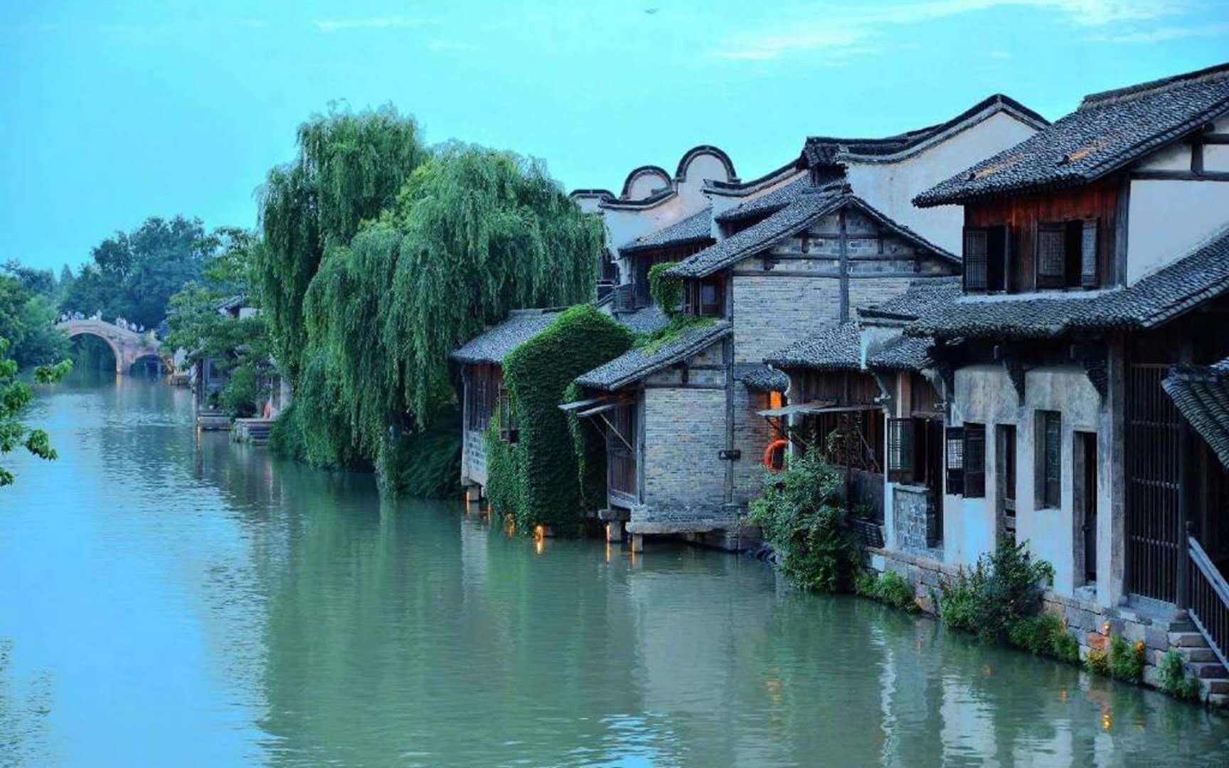 徐璐在海南岛走红毯,礼服上围尺寸偏小,网友不觉得勒人吗